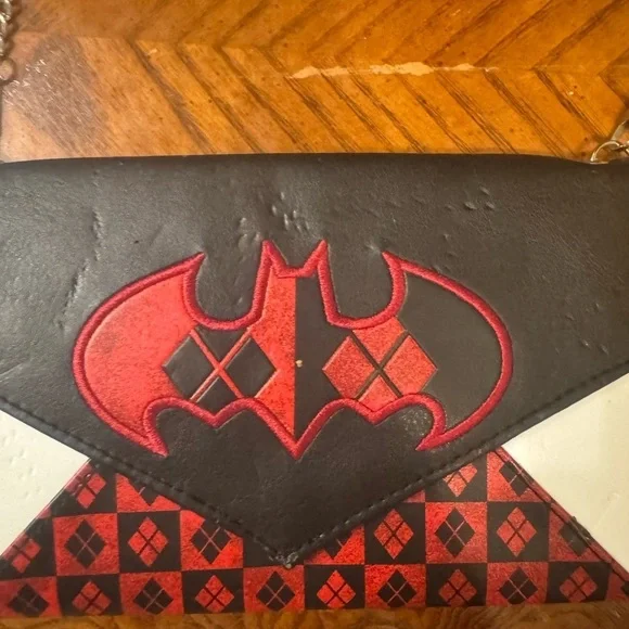 Harley Quinn x Batman Clutch – Red, Black & White - Picture 8 of 9